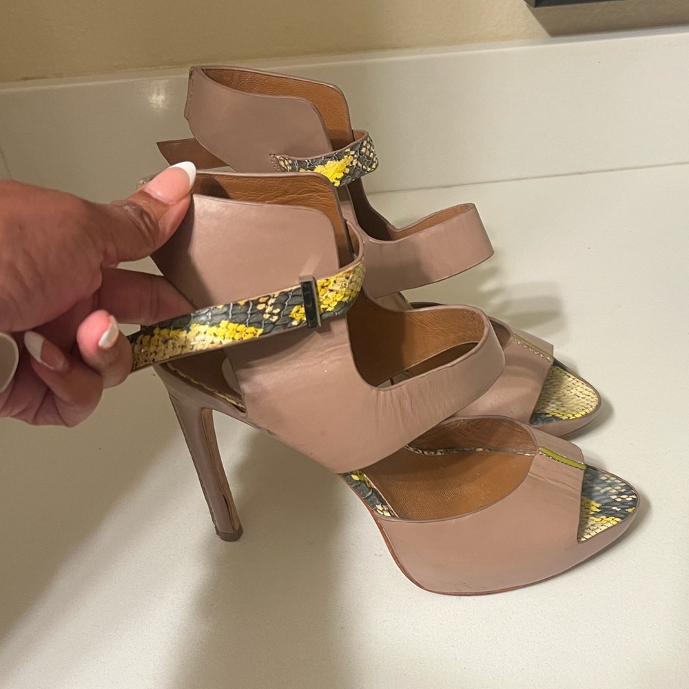 Rachel Roy Brown Leather Sandals with Patterned Trim. Size 8. Very Comfortable
